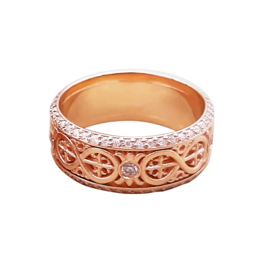 Обручальное кольцо с орнаментом с камнями