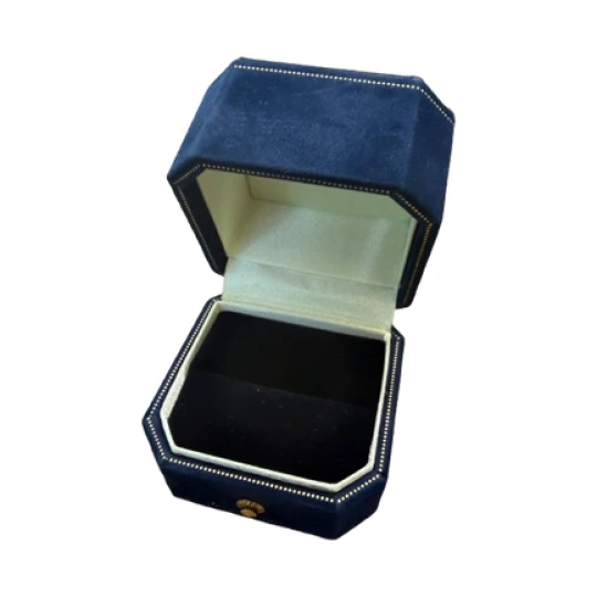 Синяя бархатная коробочка под кольцо