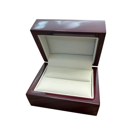 Глянцевая красная коробочка под кольцо