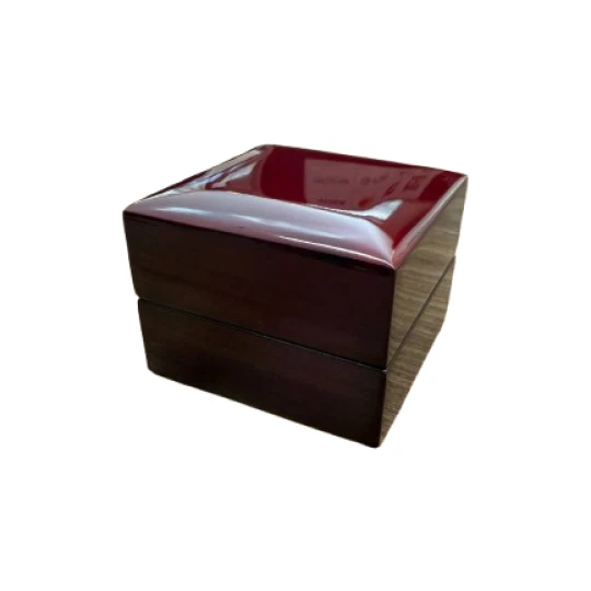 Красная глянцевая коробочка под кольцо