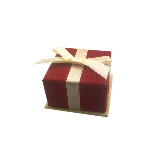 Подарункоча коробочка червоного кольору