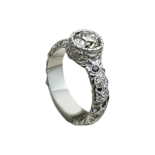 Помолвочное кольцо с текстурой