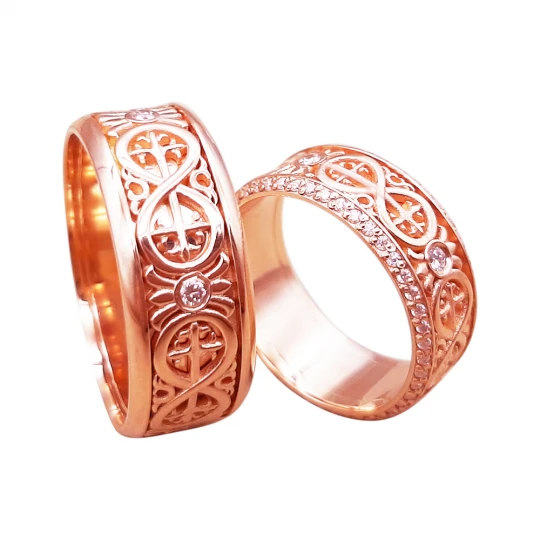 Обручальное кольцо с орнаментом с камнями