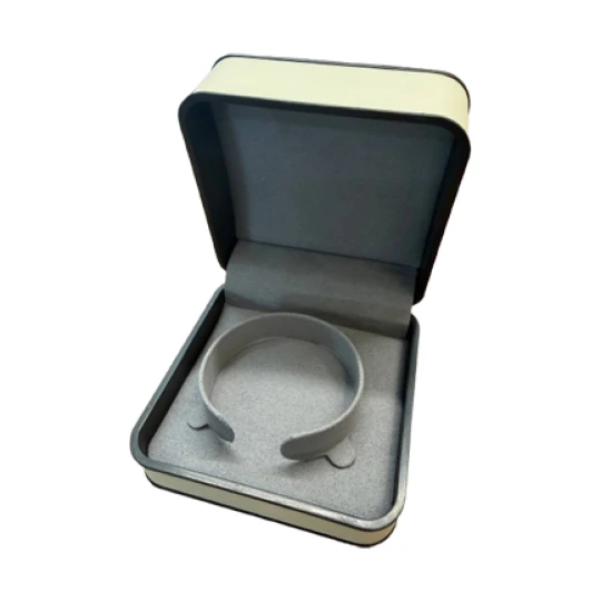 Белая коробочка с оконтовкой под  браслет