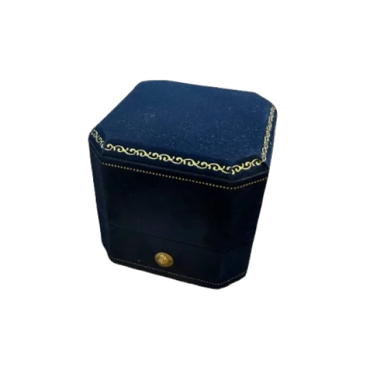 Синяя бархатная коробочка под кольцо